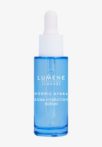 Lumene Nordic Hydra Aqua Hydration Serum i en klar blå glasflaske med et hvidt pipette låg; har en hvid tekstetiket og en rund base.