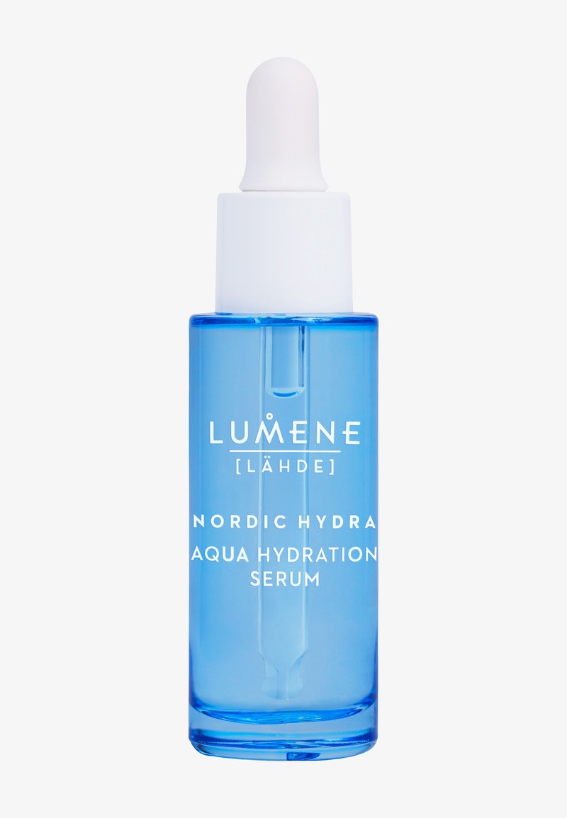 Lumene Nordic Hydra Aqua Hydration Serum i en klar blå glasflaske med et hvidt pipette låg; har en hvid tekstetiket og en rund base.