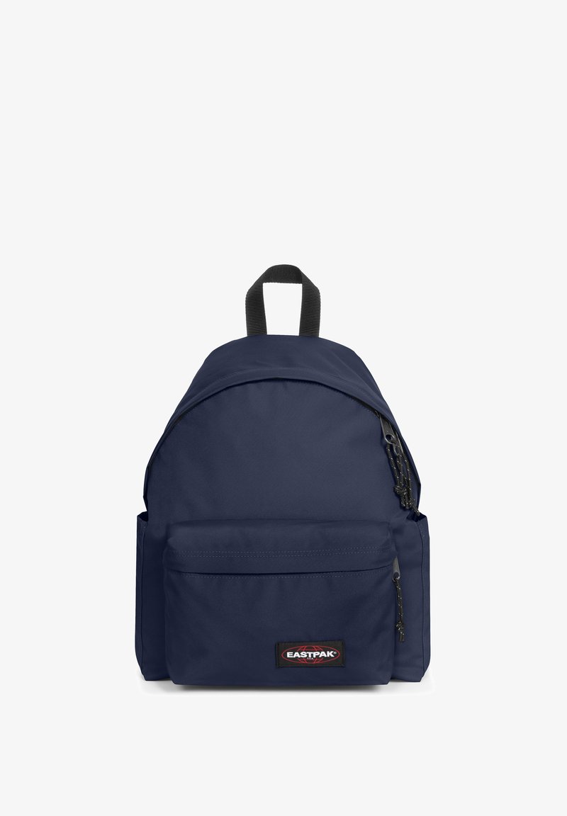 Sac à dos bleu marine en tissu durable avec une poche avant zippée, une poignée de transport supérieure et des bretelles réglables. Comprend un écusson avec le logo.