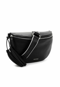 Zwarte leren crossbody tas met een gebogen vorm, zilveren rits en gestreepte verstelbare riem. Beschikt over een gestructureerd oppervlak en een kwastje als accent.