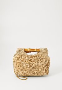 Geflochtene Strohtasche mit Bambusgriffen, ausgestattet mit einem strukturierten Fransen-Design in natürlichem Beige und einem goldenen Kettenriemen.