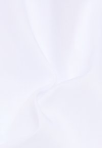 Witte stof met een gladde, iets gestructureerde oppervlakte, met zachte plooien die flexibiliteit en vallendheid aangeven. Geen patronen of accenten zichtbaar.