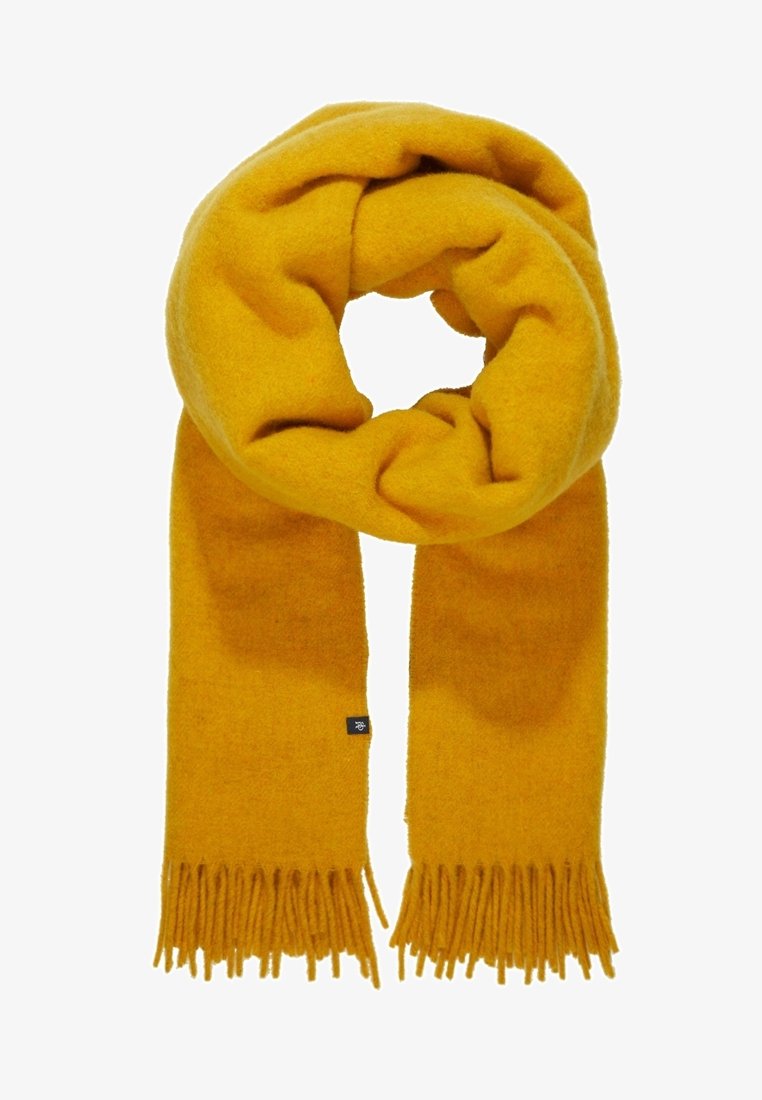 Écharpe en laine jaune, texture douce, finition côtelée et extrémités à franges. Portée en boucle circulaire. Présente une petite étiquette de marque d'un côté.
