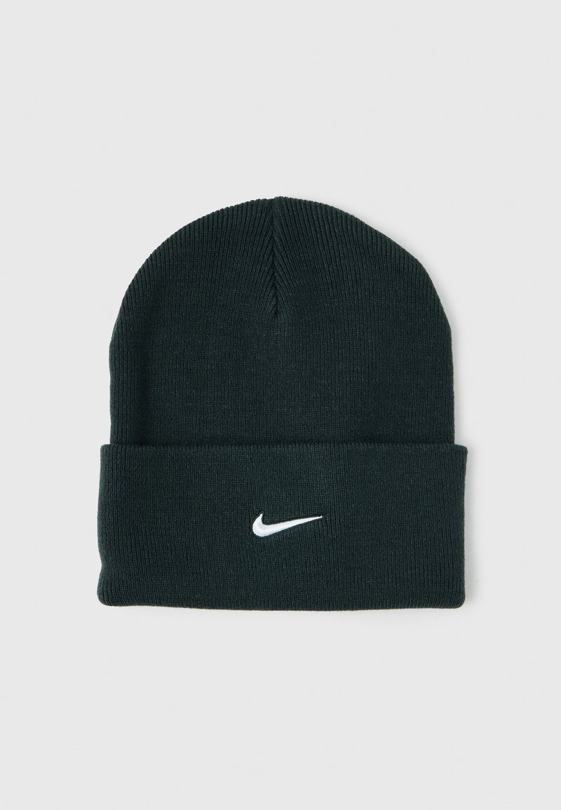 Tamnozelena pletena kapa s preklopom i bijelim logotipom Nike. Izrađena od mekog, rastezljivog materijala, s bešavnom vrhom.
