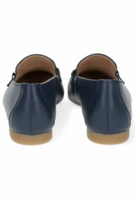 Marine leren ballerina's met een gladde afwerking, ronde achterkant en lichtbruine rubberen zolen. Geen zichtbare hardware of patronen. Eenvoudig ontwerp.