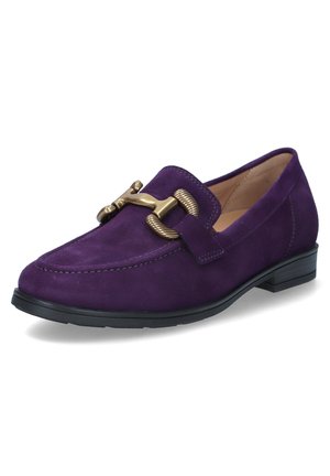 Mocassin en daim violet avec semelle noire et boucle métallique dorée décorative sur le dessus, incliné pour montrer le côté extérieur et l'avant.