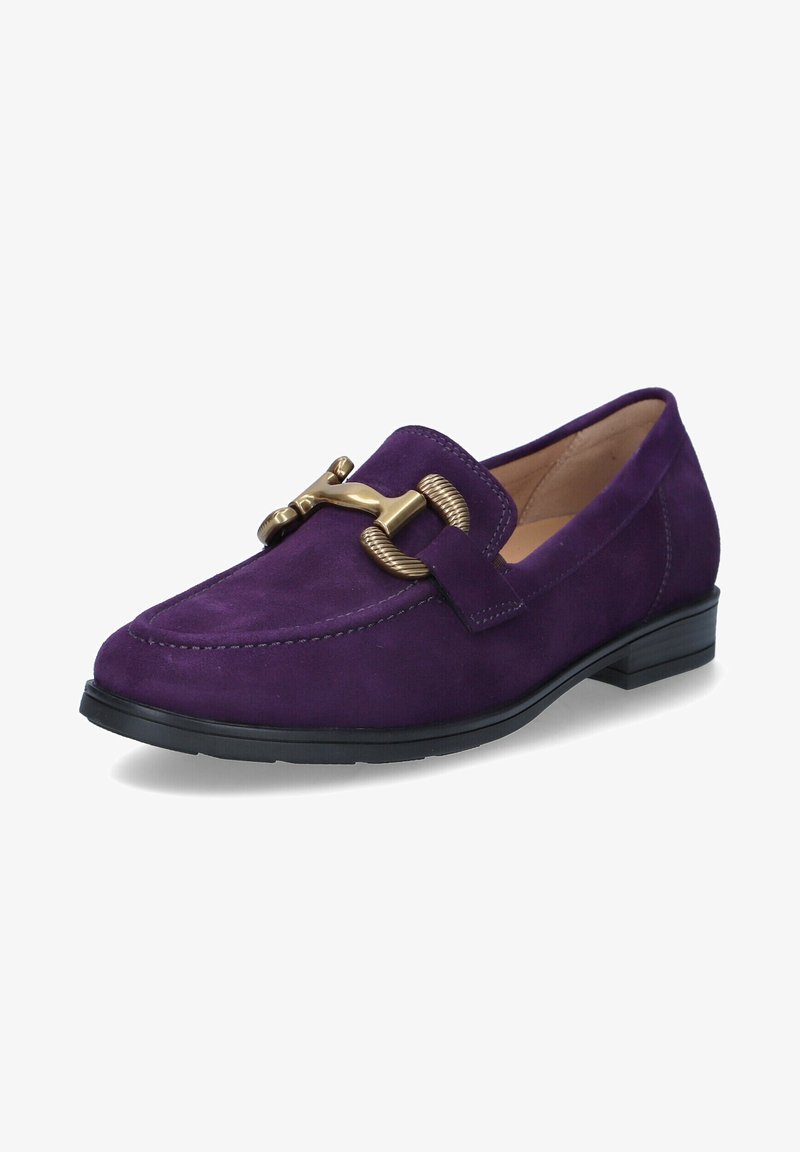 Mocassin en daim violet avec semelle noire et boucle métallique dorée décorative sur le dessus, incliné pour montrer le côté extérieur et l'avant.