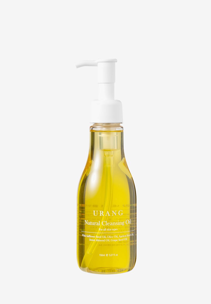 Transparent flaska med URANG Natural Cleansing Oil. Gul olja inuti, vit pumpkork, med textetiketter på framsidan som anger ingredienser och volym.