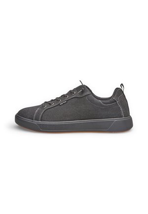Sneaker in tela nera a taglio basso con suola in gomma nera, chiusura con lacci e dettagli di cucitura su sfondo bianco.