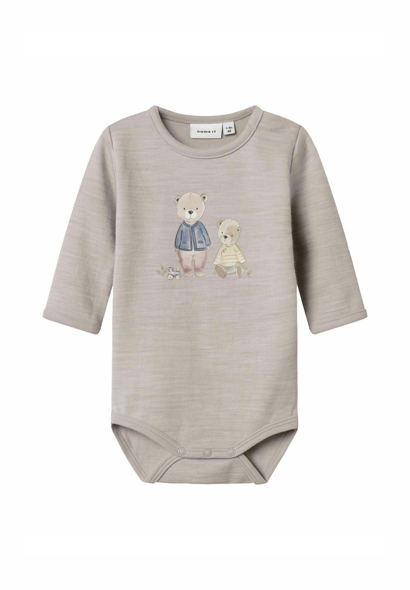Ljust grå långärmad babybodysuit i mjukt tyg, med ett tryck av två björnar, en i en blå jacka, och tryckknappar i botten.