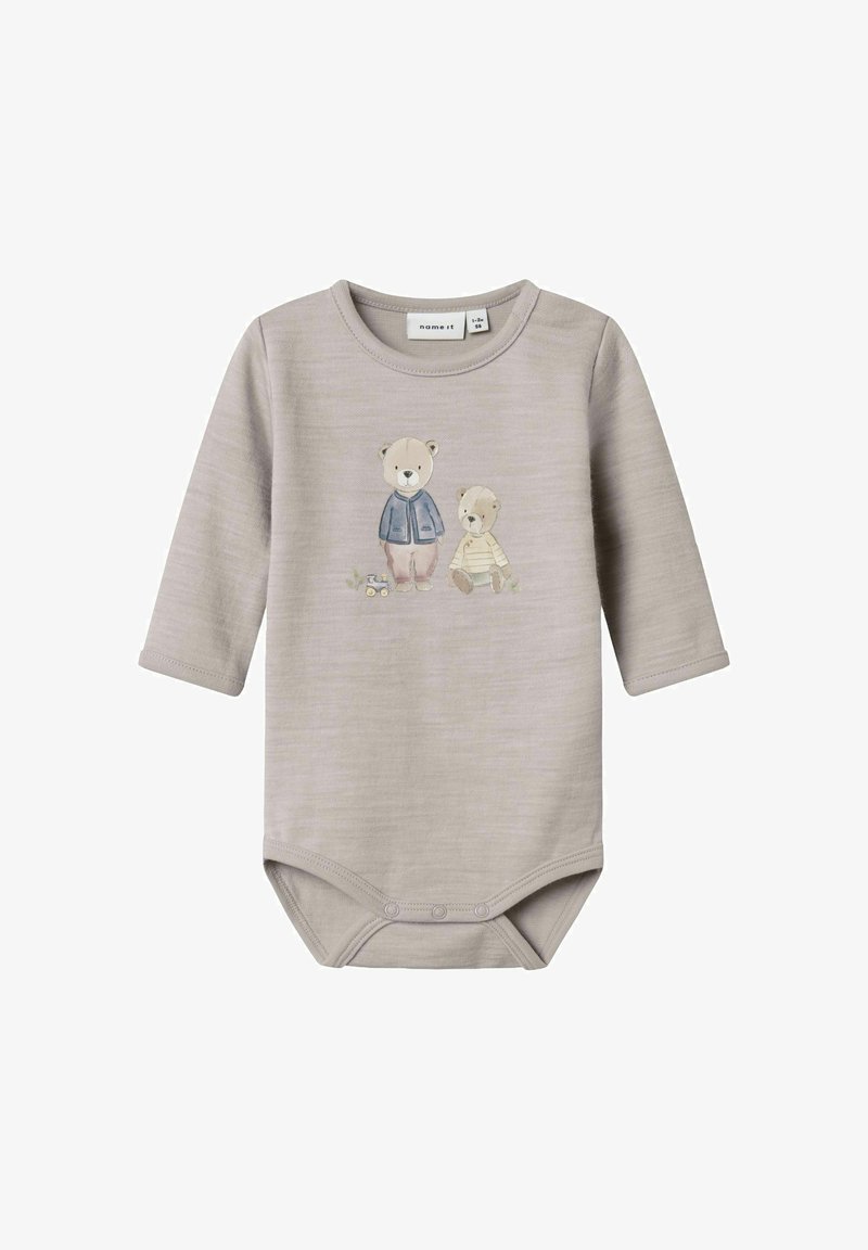 Svijetlosivi dugoslojni dječji bodi napravljen od mekog materijala, s printom dva medvjeda, od kojih je jedan u plavoj jakni, te s kopčama na dnu.