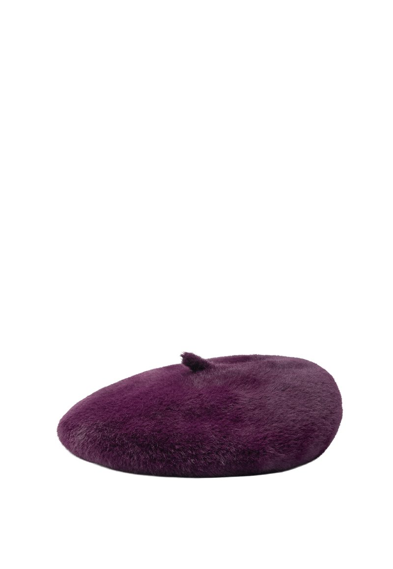 Fioletowy futrzany beret o okrągłym kształcie, miękka faktura, lekko podniesione centrum, bez widocznych elementów metalowych ani ozdób. Prosty, klasyczny design.