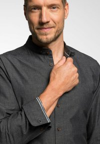 Koolgrijze button-up shirt met een bandkraag, bruine knopen en contrasterende stiksels op de manchetten. Licht textuur en een ontspannen pasvorm ontwerp.