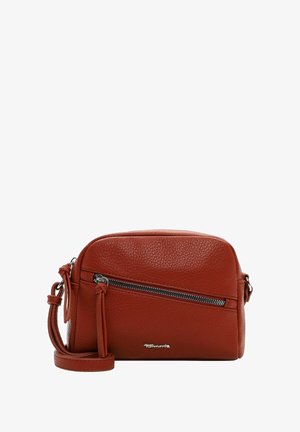 Czerwona skórzana torebka na ramię z wytłaczanym wzorem, ze srebrnym okuciem, zapinaną na zamek kieszenią z przodu oraz regulowanym paskiem. Kompaktowy i strukturalny design.