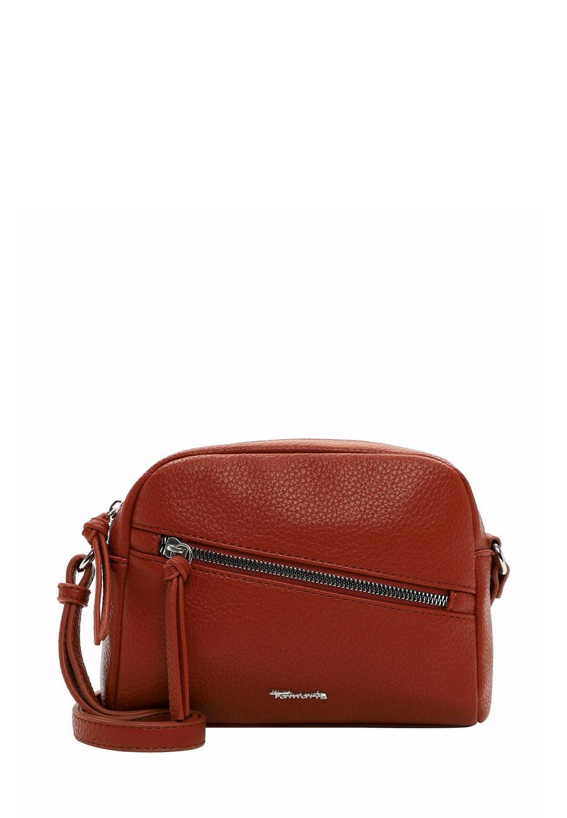 Červená kožená kabelka přes rameno s embosovanou strukturou, stříbrným kováním, zipovou kapsou na přední straně a nastavitelným popruhem. Kompaktní a strukturovaný design.