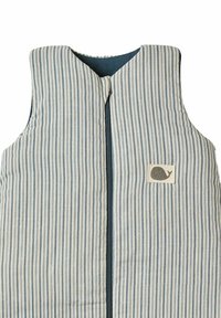 Gestreifter Schlafsack aus weicher Baumwolle, mit blauen und weißen horizontalen Linien, einem Frontreißverschluss und einem walförmigen Anhänger.