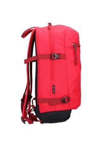 Zaino in nylon rosso con accenti neri, dotato di un comparto principale con zip, tasca laterale, spallacci regolabili e un design resistente.