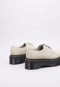 Dr. Martens QUAD II - Stringate sportive - beige