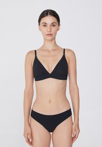 Ensemble de bikini noir comprenant un bralette triangulaire avec de fines bretelles et un bas taille basse assorti, fabriqué en tissu élastique doux.