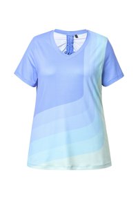 Camiseta azul claro de manga corta con escote en V y parte trasera fruncida. Presenta una textura suave y un diseño de onda degradada en diferentes tonos de azul.
