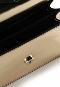 Portafoglio in pelle color oro con finitura liscia, dotato di chiusura a scatto e interno nero, include scomparti interni per carte.