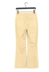 Pantaloni beige a zampa con una texture liscia, design a cinque tasche e orlo sfilacciato. I dettagli includono cuciture a contrasto lungo le cuciture.