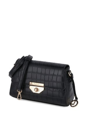 Schwarze strukturierte Schultertasche mit goldener Schnalle und verstellbarem Riemen, mit kleinem rundem goldenen Anhänger an der Seite.