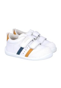 Zapatillas blancas para niños con dos correas de velcro, que presentan franjas azules y amarillas y una zona de puntera texturizada. Suela de goma y interior acolchado.