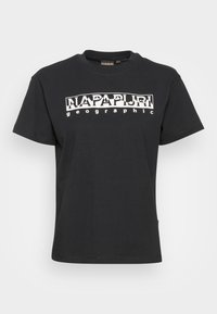 Sort bomulds T-shirt med et iøjnefaldende hvidt print af "NAPAPIJRI" og "geographic" logoer. Klassisk rund hals og korte ærmer.