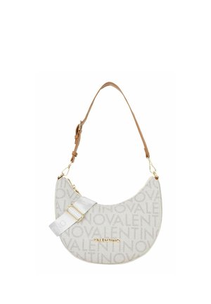 Sac à main beige en forme de demi-lune signé Valentino, avec imprimé logo répétitif, garnitures dorées et bandoulière réglable en cuir camel.