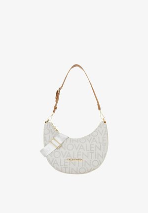 Sac à main beige en forme de demi-lune signé Valentino, avec imprimé logo répétitif, garnitures dorées et bandoulière réglable en cuir camel.