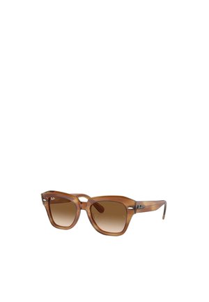 Occhiali da sole tartaruga marrone con montatura quadrata, lenti sfumate e dettagli in metallo argentato sulle aste. Design elegante ma funzionale.