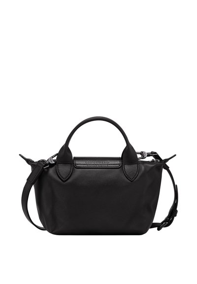 Schwarze Lederhandtasche mit abgerundeten Griffen, abnehmbarem Schultergurt, Reißverschluss und geprägt Logo auf der Vorderseite. Glatte Textur und kompakte Form.