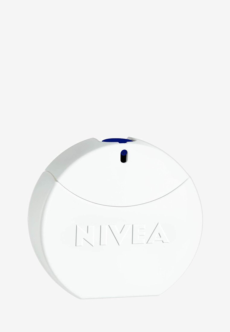 Runder weißer Nivea-Cremetopf mit einem blauen Deckel und einer Düse zum Dosieren des Produkts.