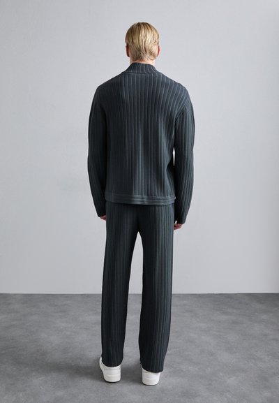 Emporio Armani TROUSER - Kalhoty - woodland gray
