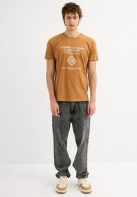 INSIDE SHORT SLEEVE - Camiseta estampada - marron
