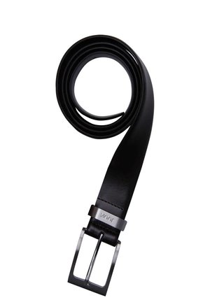 Ceinture en cuir noir à la texture lisse, dotée d'une boucle en métal argenté. La ceinture est enroulée, mettant en avant son design flexible.