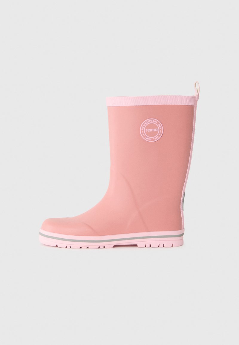 Botte en caoutchouc imperméable rose avec une finition lisse, semelle blanche et accents argentés à la base. Présente un logo sur le côté extérieur.