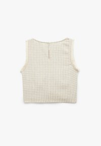 Beige ternet ærmeløs top med rund halsudskæring, der har en knaplukning bagpå og frynsede kanter langs ærmegabene.
