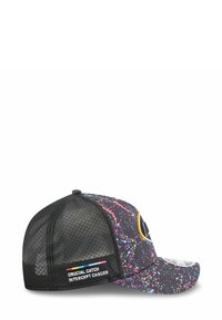 Die Kappe hat ein schwarzes Mesh-Design auf der Rückseite, ein Spritzfarbenmotiv in lebhaften Farben, ein gelbes Akzentlogo und ein Etikett mit der Aufschrift "CRUCIAL CATCH INTERCEPT CANCER."