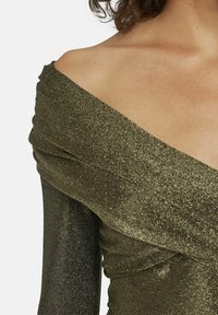 Schulterfreies, dunkelolivgrünes Kleid mit glitzernder Textur, ausgestattet mit langen Ärmeln und drapierten Stoffdetails.