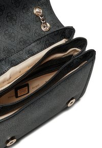 Portafoglio in pelle nera con texture, interno in tessuto beige, tre scomparti, finiture dorate e dettaglio con chiusura a pulsante.