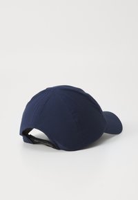 Cappellino da baseball blu navy con visiera curva, pannelli in rete per ventilazione e banda regolabile sul retro. Realizzato in tessuto leggero.