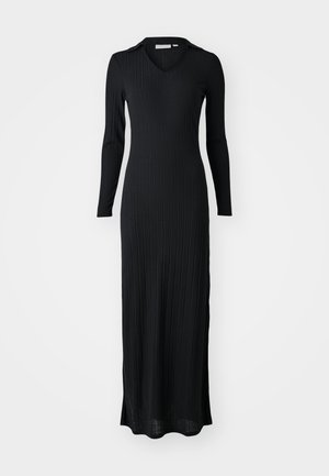 Schwarzes, geripptes Maxikleid mit langen Ärmeln, V-Ausschnitt und taillierter Silhouette, aus einem weichen, strukturierten Stoff gefertigt.