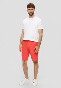 s.Oliver RELAXED FIT - Shorts - korallrot