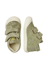 Scarpe da bambino in suede verde con doppio strap in Velcro, dotate di una suola in gomma bianca e leggeri motivi animali in rilievo di colore grigio chiaro.