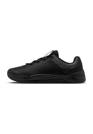 Scarpa sportiva nera bassa con tomaia in mesh, chiusura con lacci, suola ammortizzata e logo Nike sul lato, vista dal lato esterno.