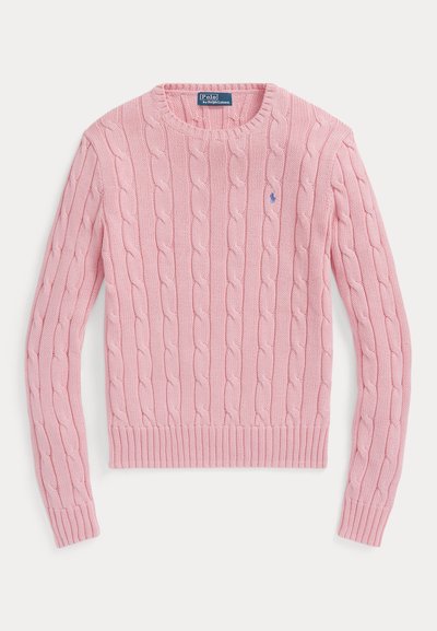Pull en tricot à torsades de couleur rose clair, avec un col rond, un ourlet et des poignets côtelés, et un petit logo sur la poitrine.