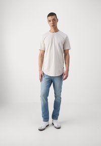 Wrangler LARSTON - Traperice uskog kroja - clever