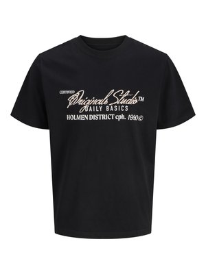 Tricou negru cu mâneci scurte și gât rotund, cu text alb pe față care spune "Certified Originals Studio Daily Basics Holmen District cph. 1990".